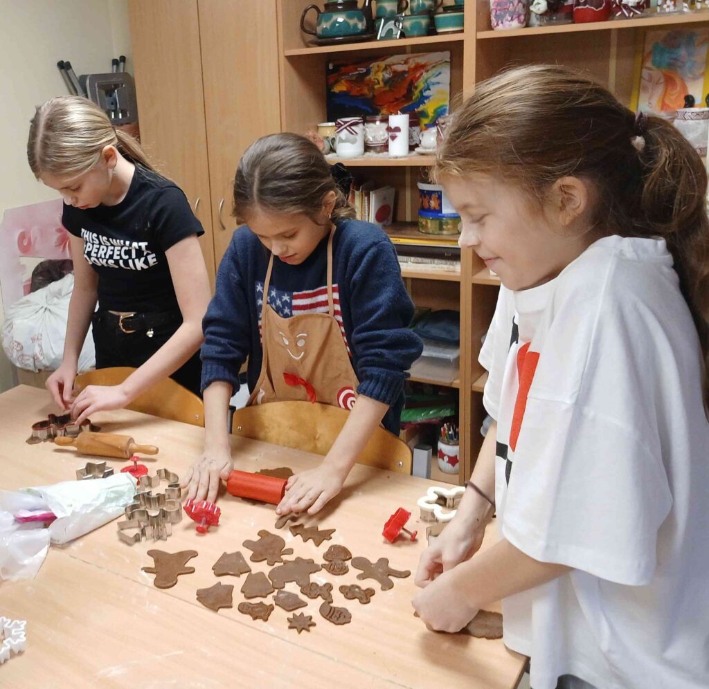 Piparkūku cepšana – salda Ziemassvētku tradīcija mūsu skolā