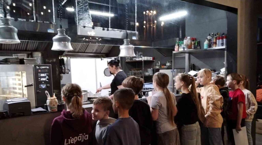 2.b klases skolēni viesojas restorānā “MO”: ēnu diena - iepazīstam vecāku profesijas